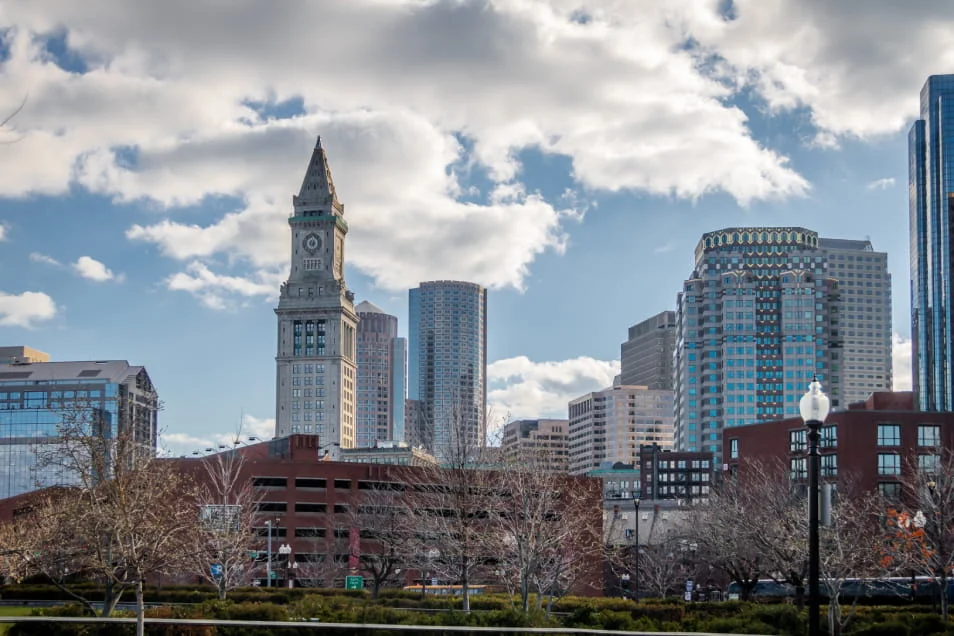 Vista del horizonte de Boston con su icónico reloj.