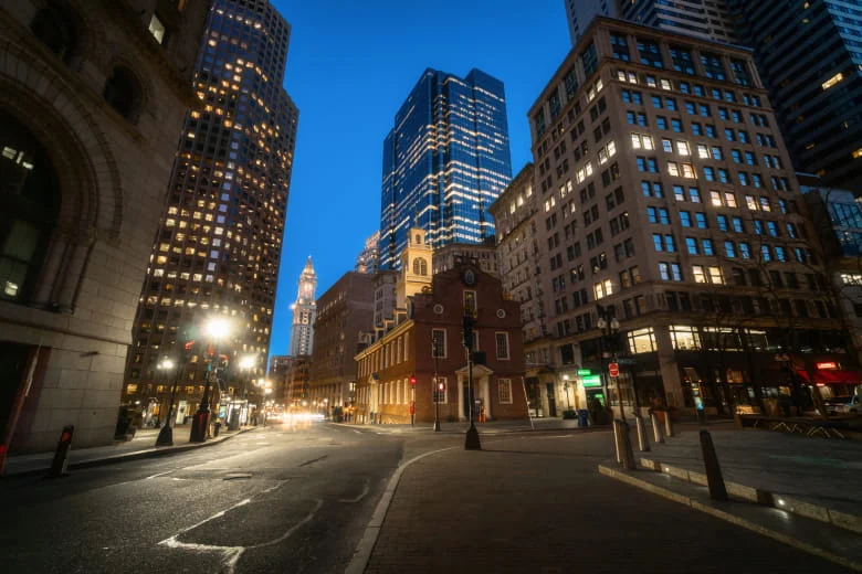 Vista de una ciudad de Estados Unidos con edificios de departamentos.