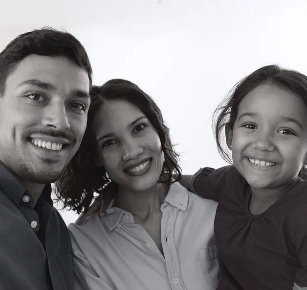 Familia latina sonriendo tras recibir el apoyo de su equipo legal.