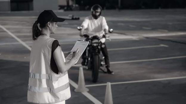 Requisitos de licencia y seguro para motociclistas en Massachusetts