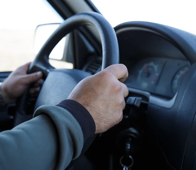 Persona con dolor de cuello o espalda tras un accidente de Uber o Lyft.