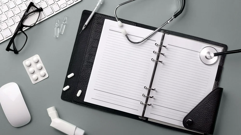 Documentos y expedientes médicos que fortalecen un reclamo laboral.