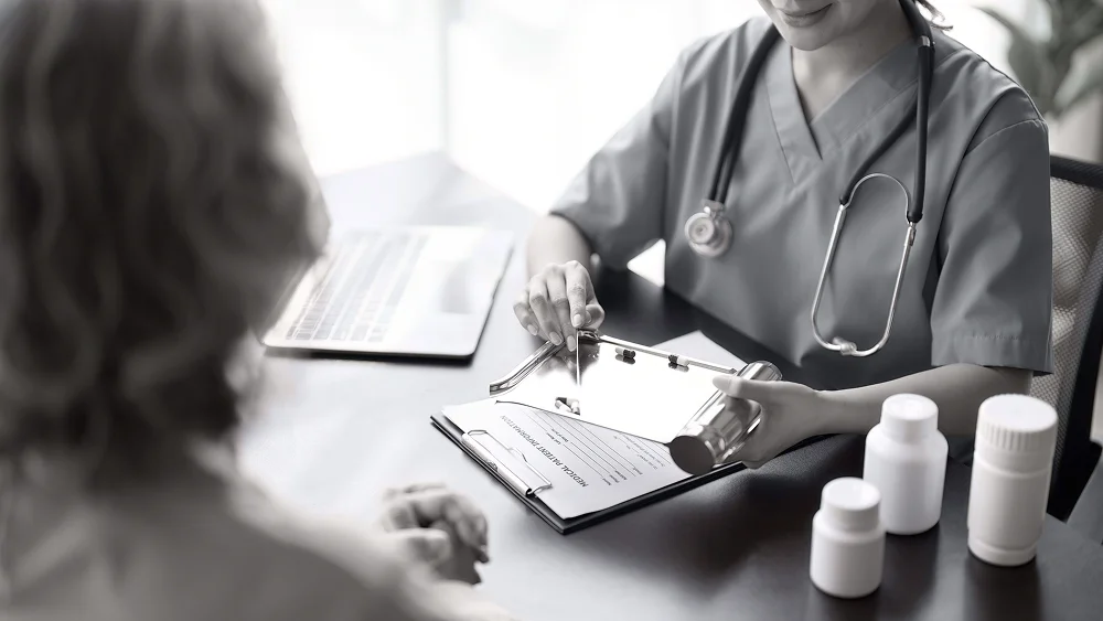 Abogado coordinando documentos médicos y de seguro