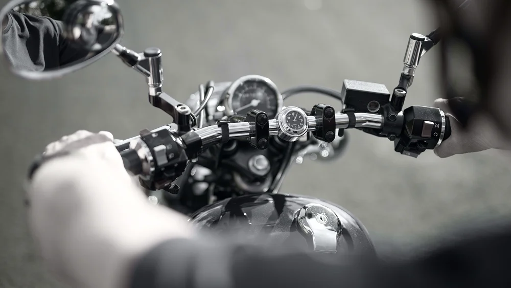 Motocicleta accidentada en la carretera.