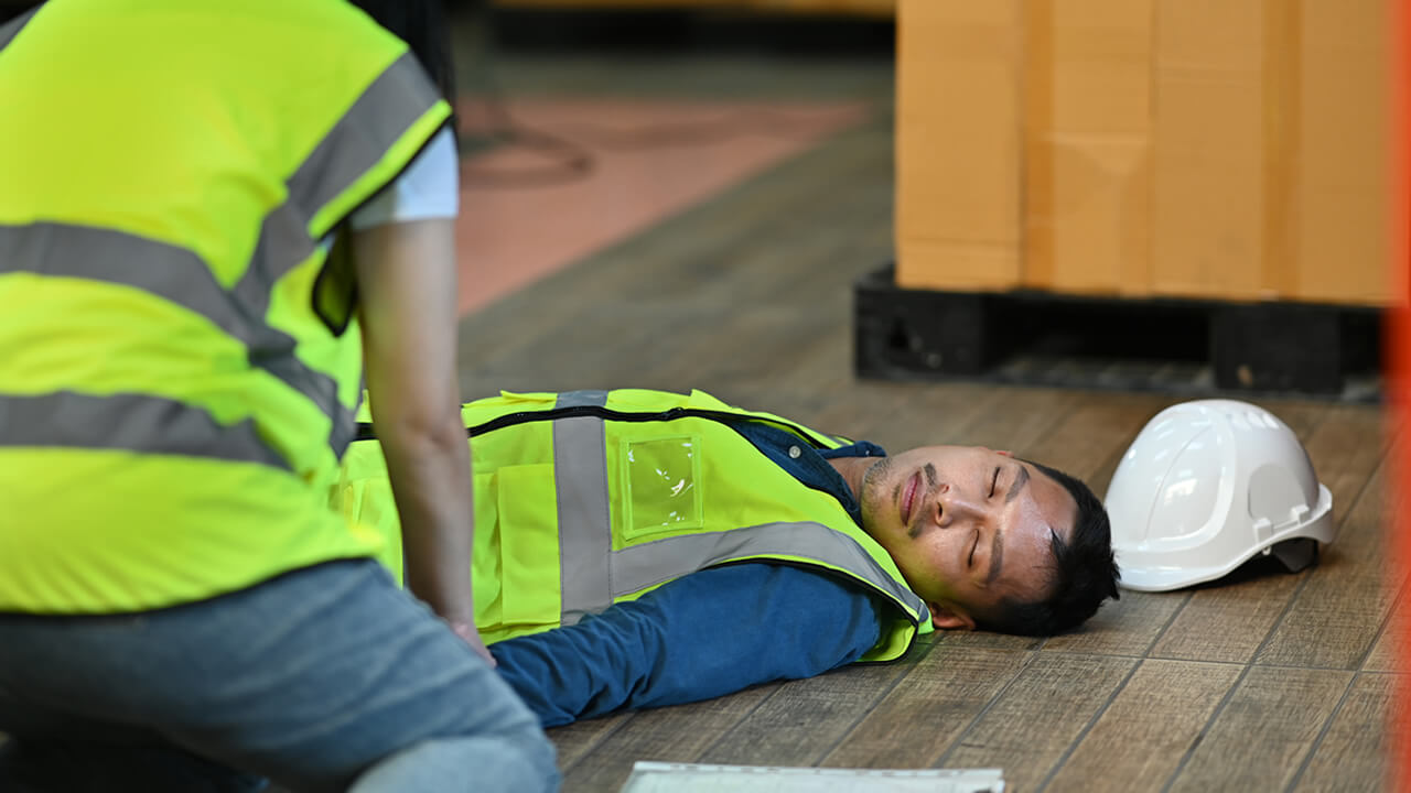 Qué hacer tras golpe en la espalda por caída en el trabajo