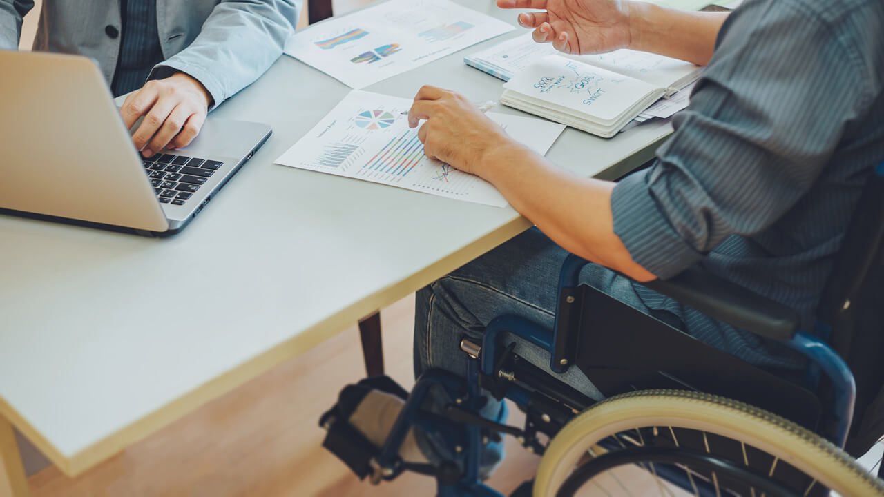Requisitos para solicitar disability por enfermedad en Boston 2026