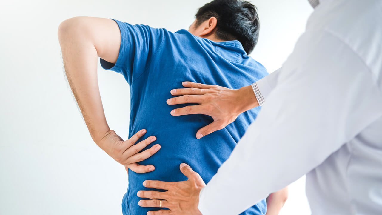 Caída en el trabajo y dolor de espalda: cuándo necesitas un abogado en Massachusetts